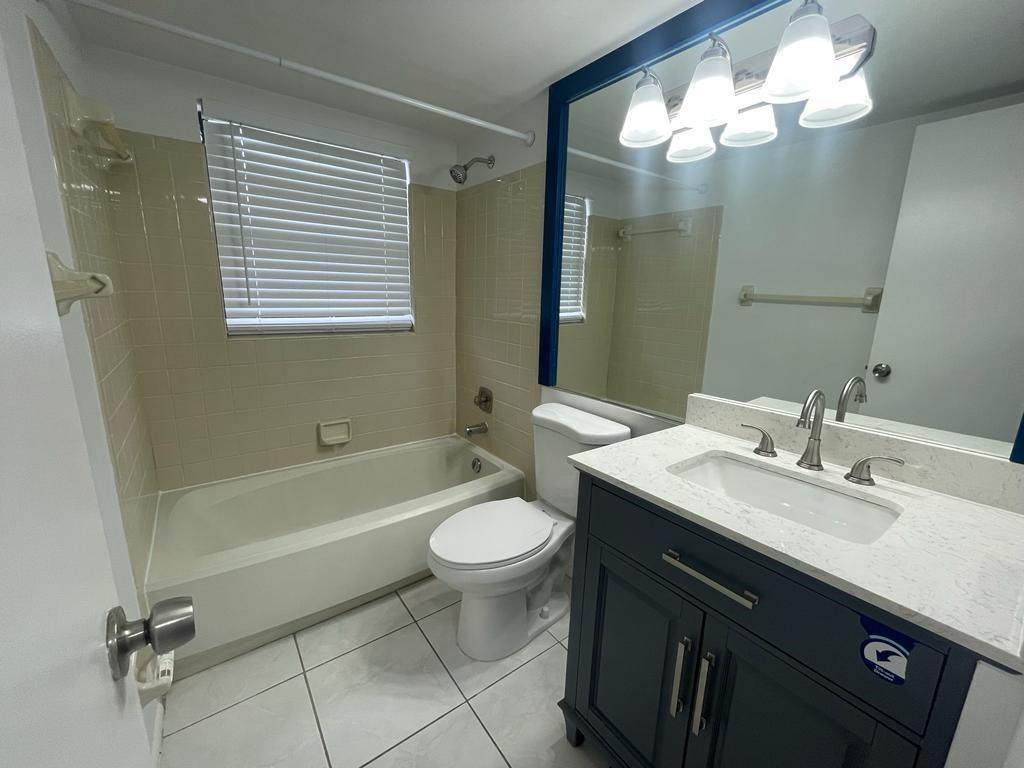 2621 Riverside Drive, Unit 6 Coral Springs, FL 33065 - Photo 7 of 20 a bathroom with a sink a toilet and bathtub