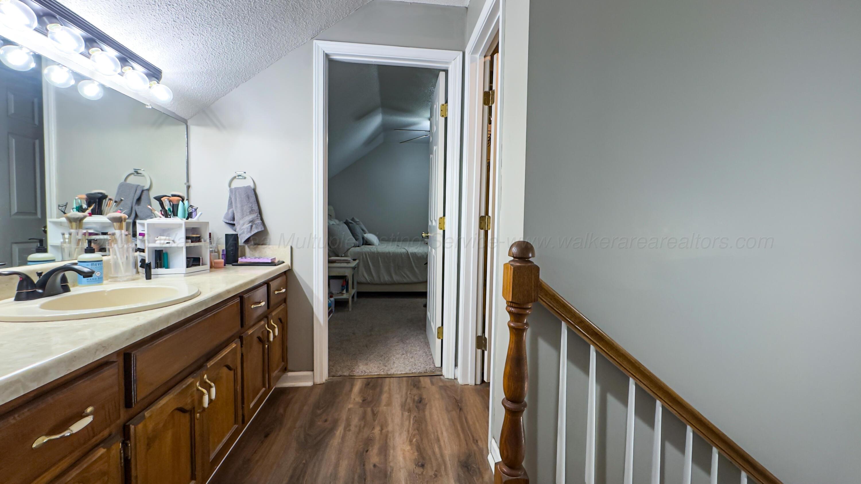 457 Holly Street Winfield, AL 35594 - Photo 28 of 50 Upstairs bathroom