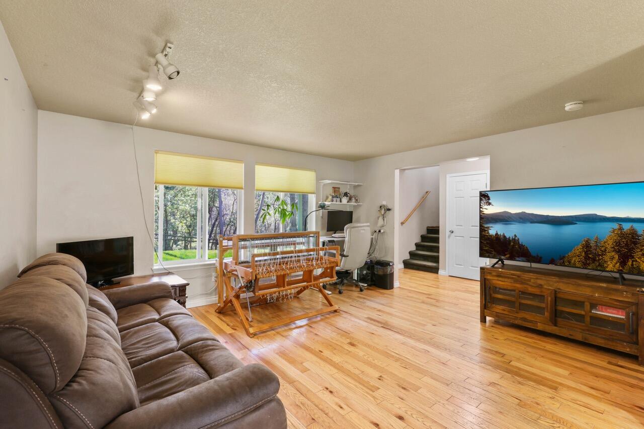 1438 Summit Loop Grants Pass, OR 97527 - Photo 9 of 28 EP1A9390-Edit Large