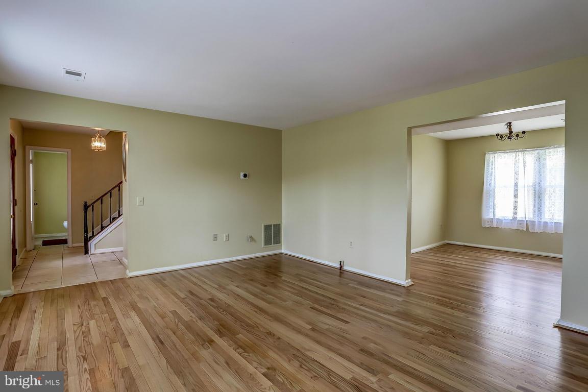 8739 Weems Road Manassas, VA 20110 - Photo 3 of 17 Living Room