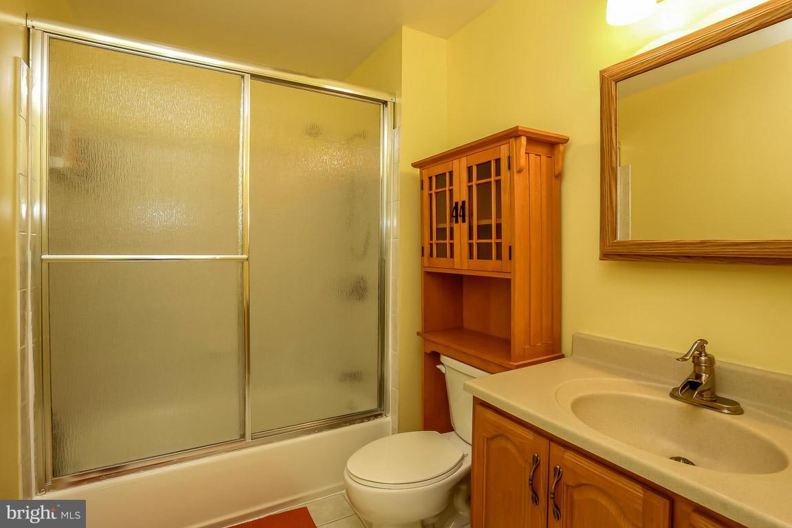 8739 Weems Road Manassas, VA 20110 - Photo 10 of 17 Upstairs full bathroom