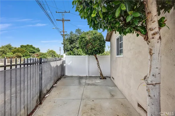 a view of a backyard