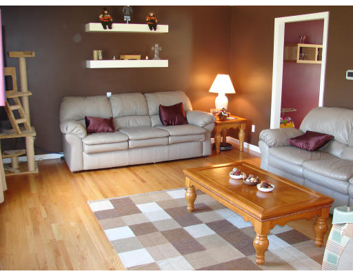 5 Tanglewood Drive Springfield, MA 01129 - Photo 3 of 19 a living room with furniture and a table