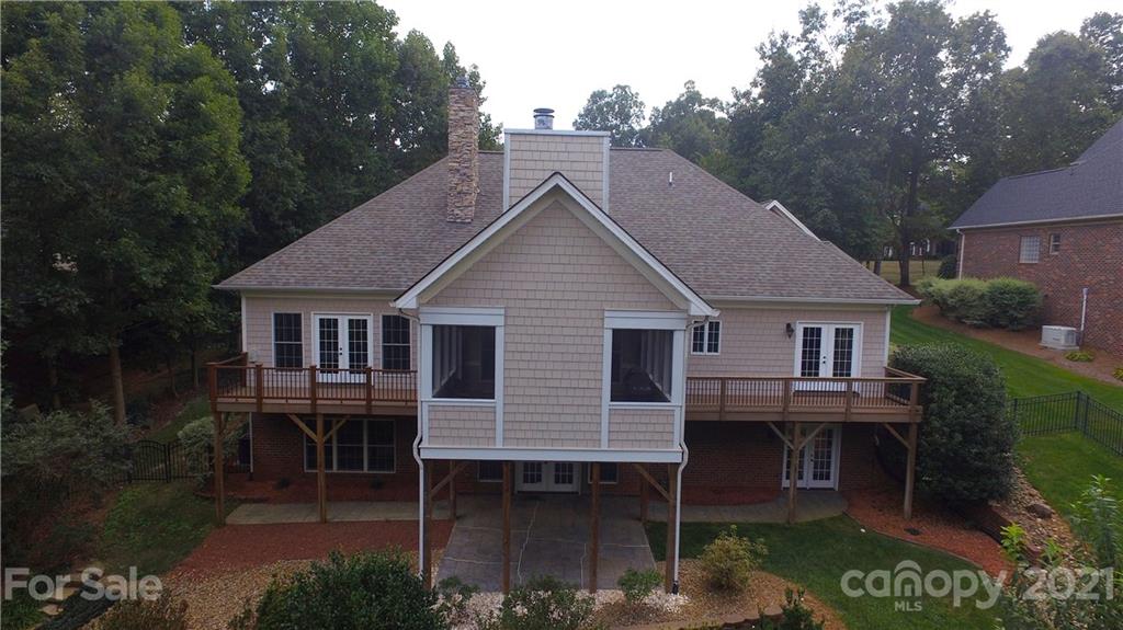 6723 Fox Ridge Circle Davidson, NC 28036 - Photo 41 of 42 a aerial view of a house next to a yard and deck