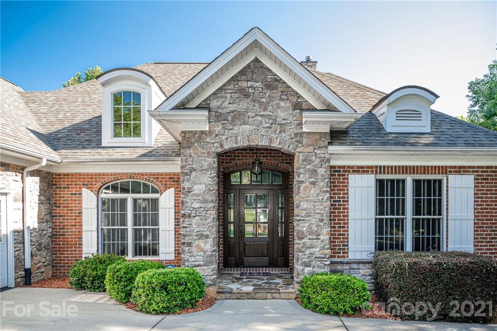 6723 Fox Ridge Circle Davidson, NC 28036 - Photo 6 of 42 a front view of a house with garden