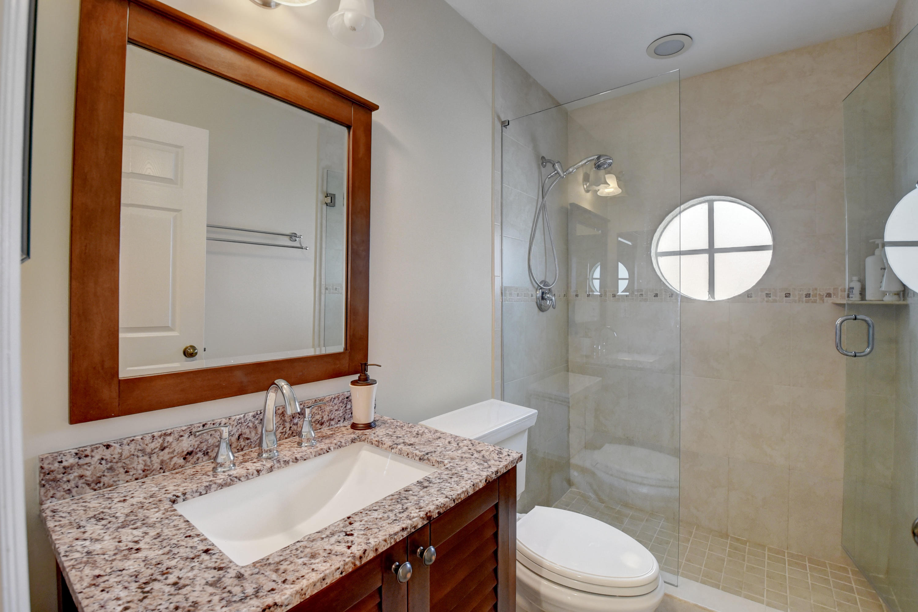 8230 Vía Bella Boca Raton, FL 33496 - Photo 21 of 56 2nd Bathroom