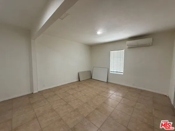 a view of a big room with closet and windows