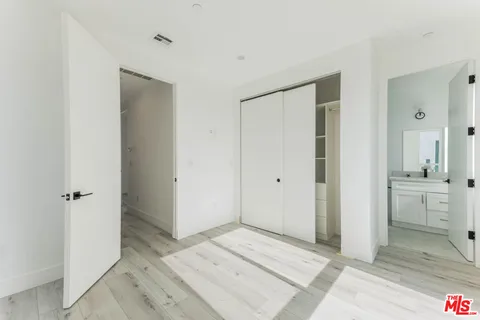 $3,208 | 1238 1/2 North Beachwood Drive, Los Angeles, CA 90038