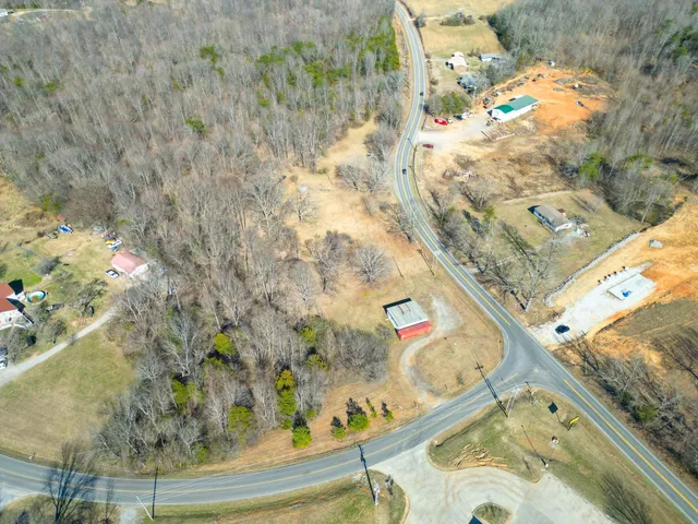 a view of a yard with a house