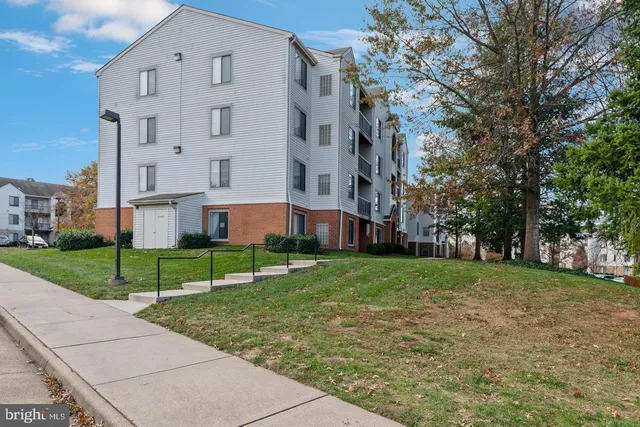 a view of house with a yard