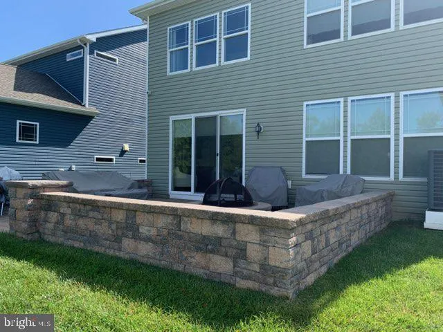 a view of a house with backyard and porch