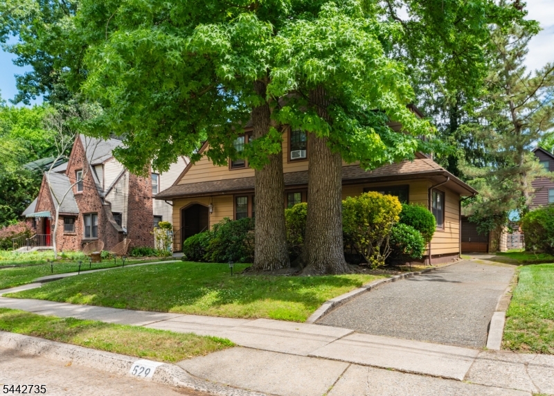 529 Wyndham Road Teaneck, NJ 07666 - Photo 4 of 30