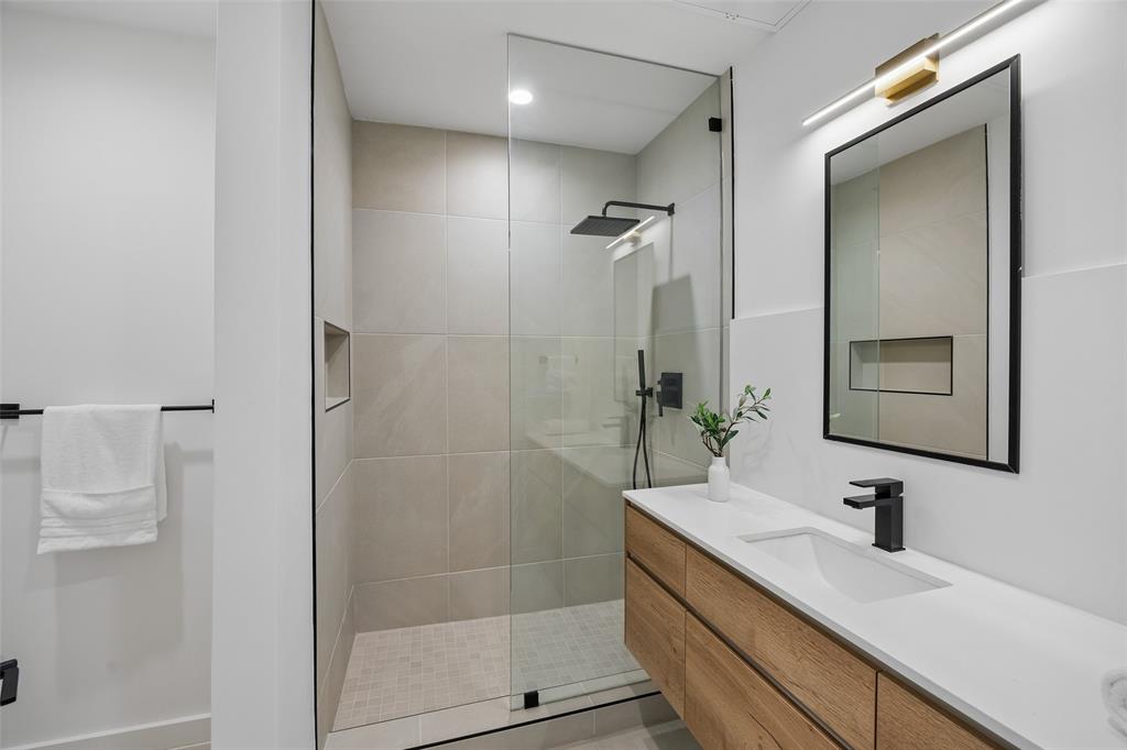 1111 Raiford Road, Unit 104 Carrollton, TX 75007 - Photo 17 of 28 Spacious 1st floor bathroom.