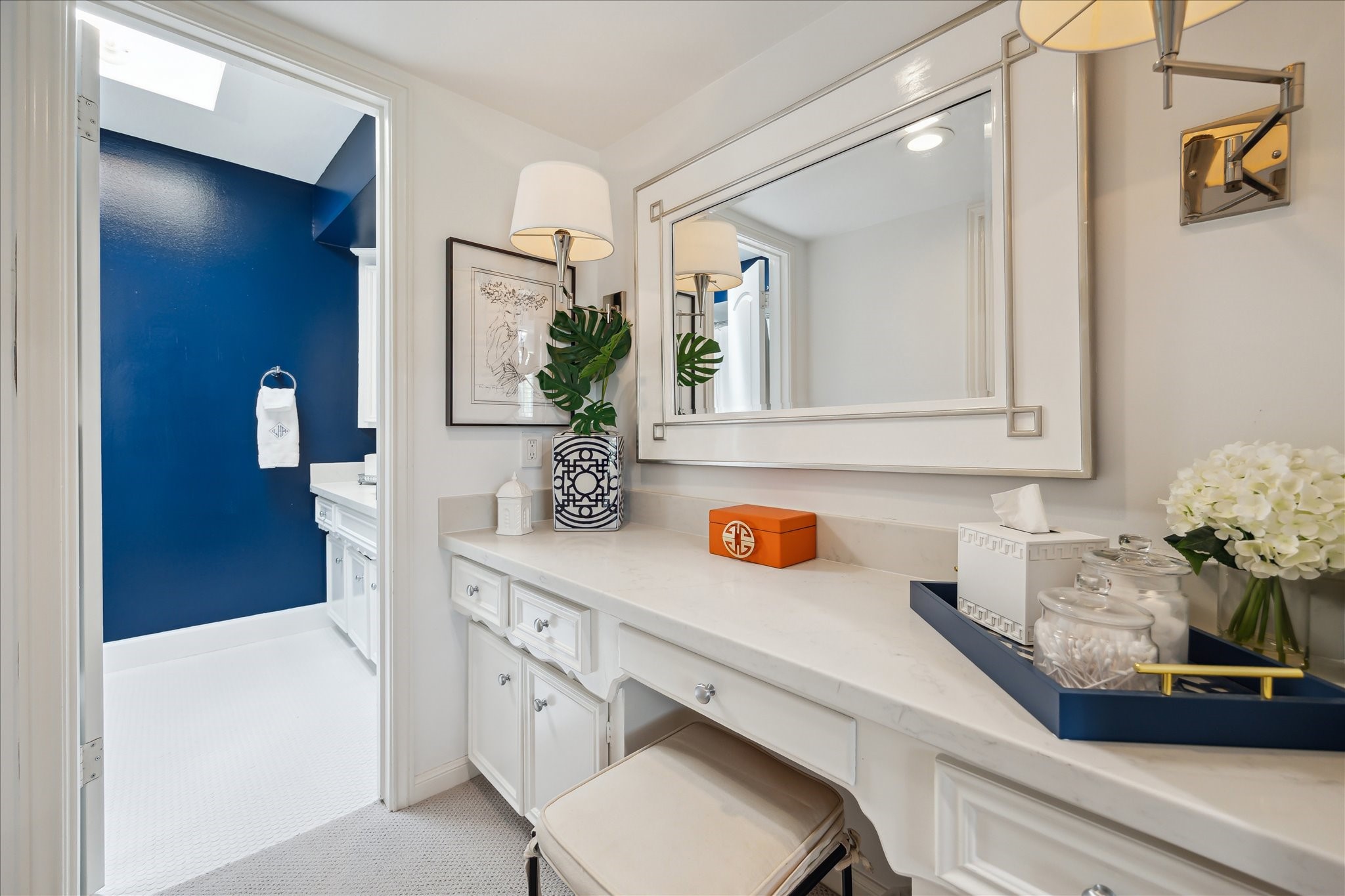 2220 Fulham Court Houston, TX 77063 - Photo 20 of 21 Secondary bath featuring elegant finishes and thoughtful design—perfect for guests or family comfort.