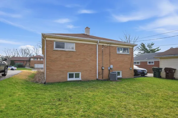 a front view of house with yard