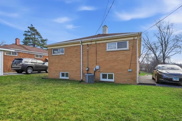 a view of a house with backyard