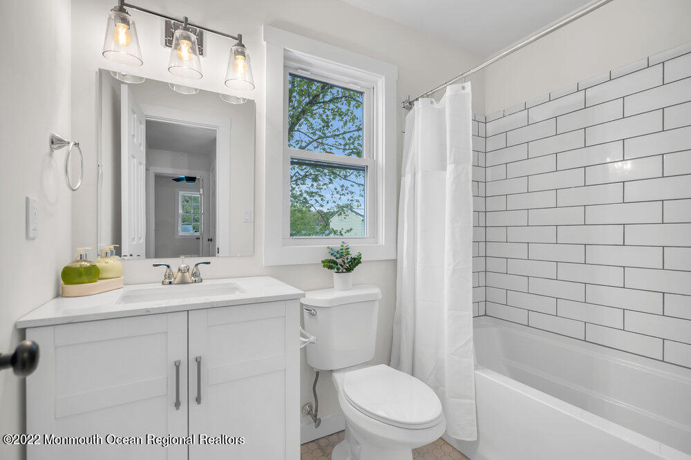 142 Revolutionary Road Little Egg Harbor, NJ 08087 - Photo 29 of 39 2nd Floor Hall Bath