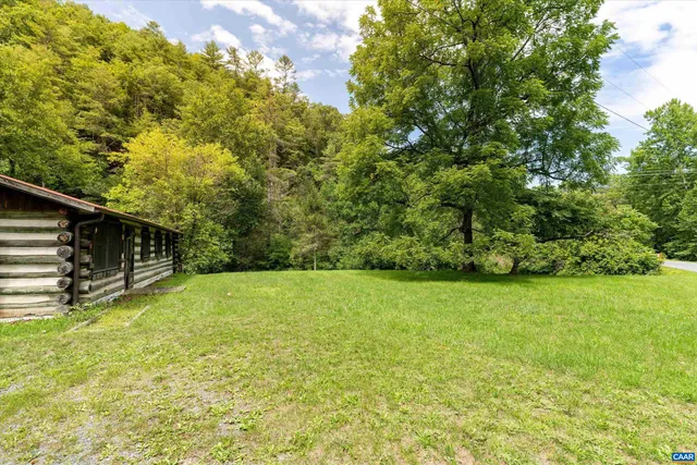 a view of a house with backyard