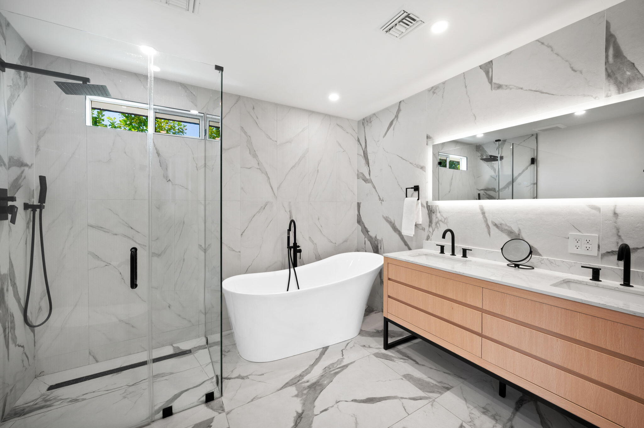 2380 North Leonard Road Palm Springs, CA 92262 - Photo 21 of 54 a bathroom with a double vanity sink mirror and bathtub