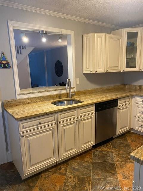 334 Summit Street, Unit 334 Manchester, CT 06042 - Photo 7 of 25 Kitchen
