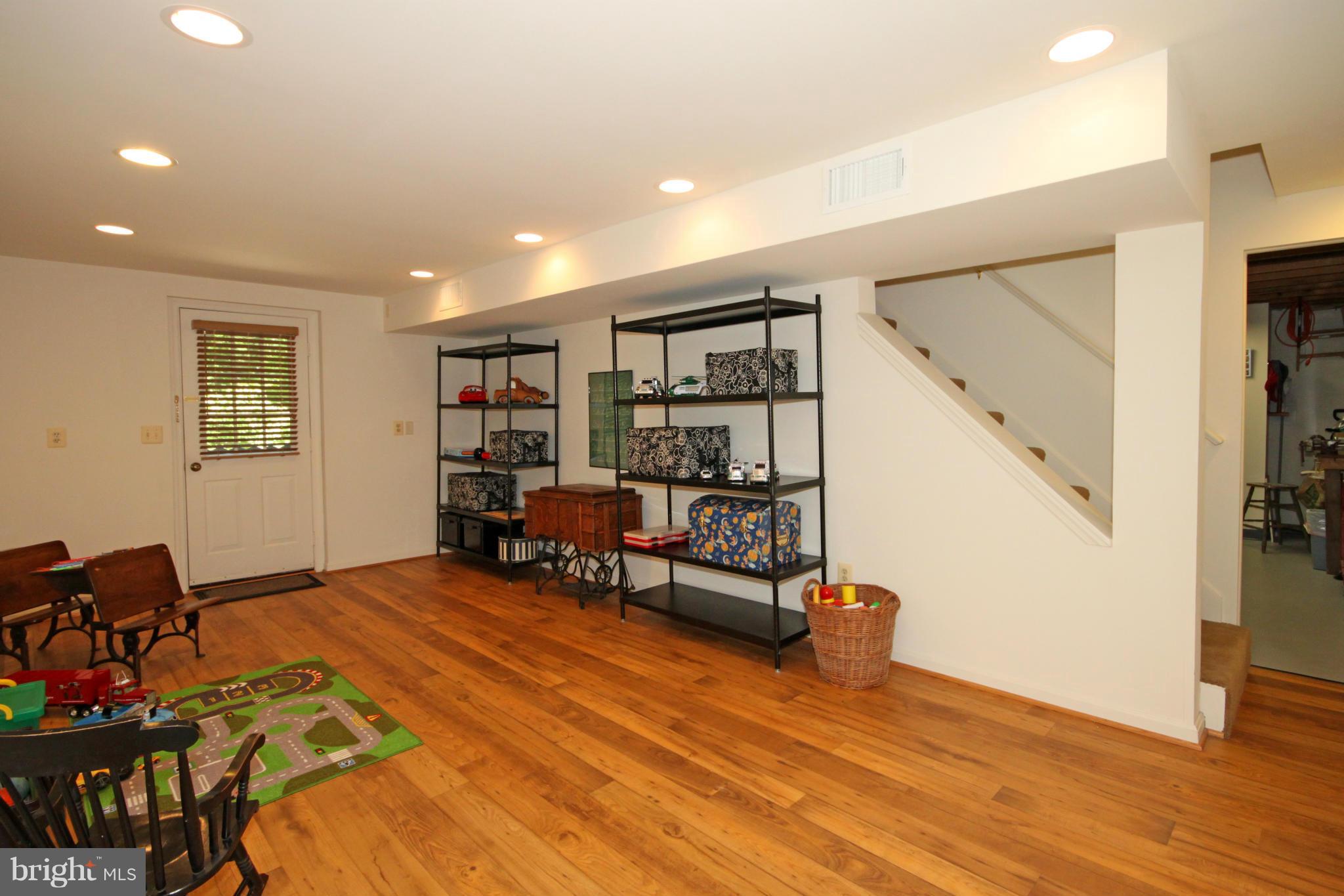 6600 Red Jacket Road Springfield, VA 22152 - Photo 22 of 29 a view of a livingroom with furniture and white walls