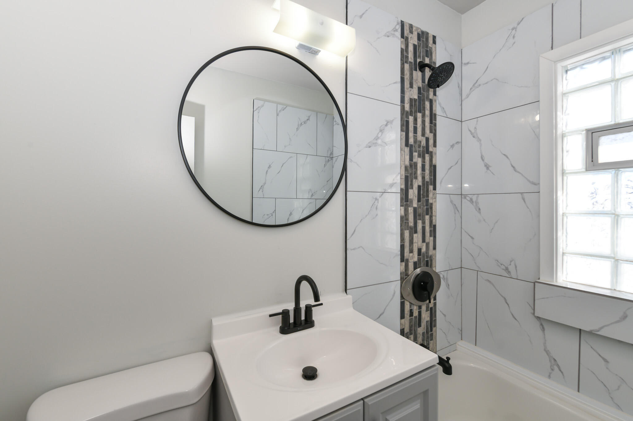 5327 West Wright Street Milwaukee, WI 53210 - Photo 15 of 36 Bathroom