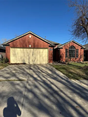 a view of an house with backyard