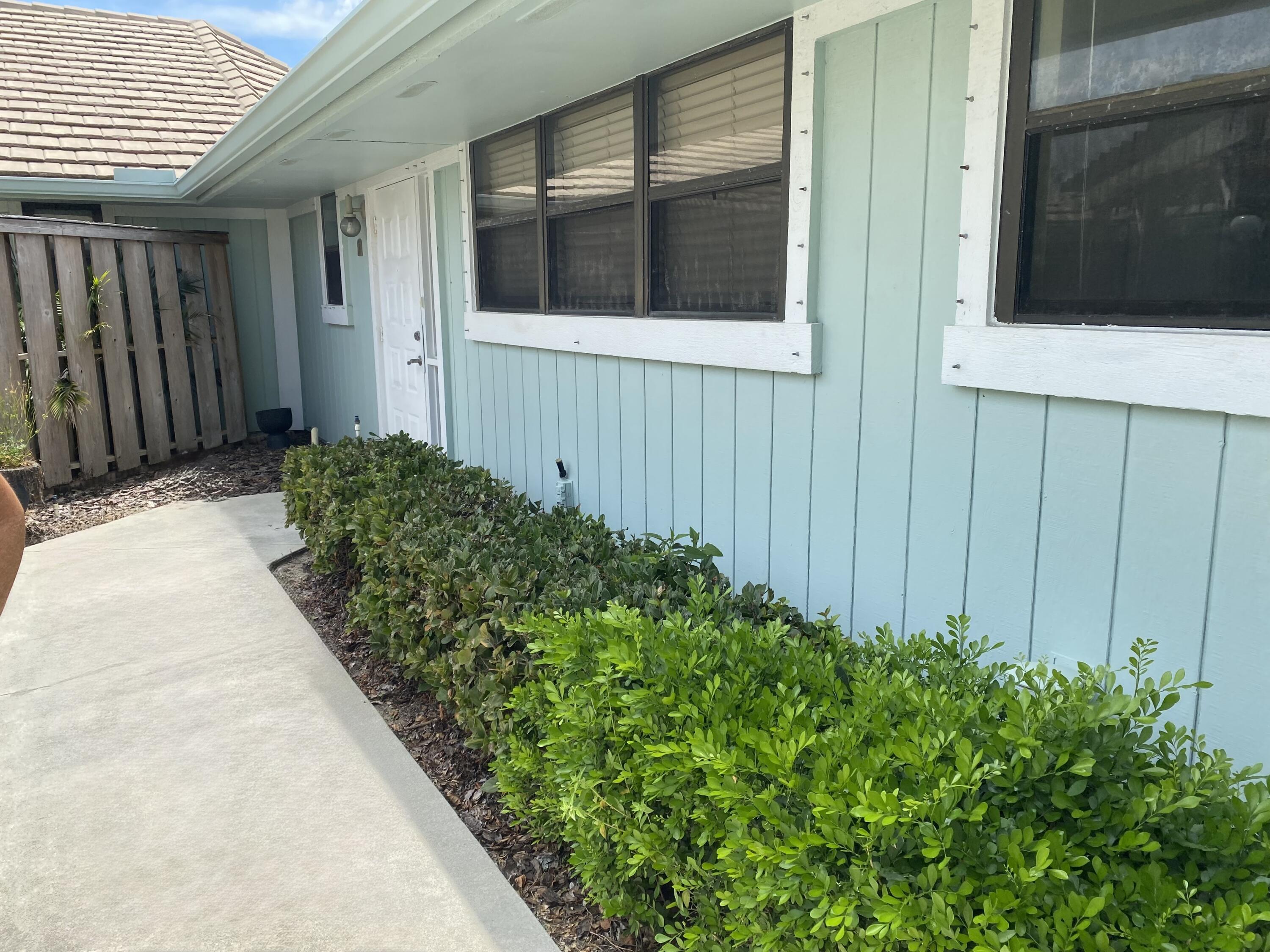 1127 East Seminole Avenue, Unit 13D Jupiter, FL 33477 - Photo 2 of 20 a backyard of a house