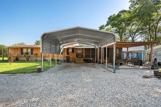 a view of a house with backyard and porch
