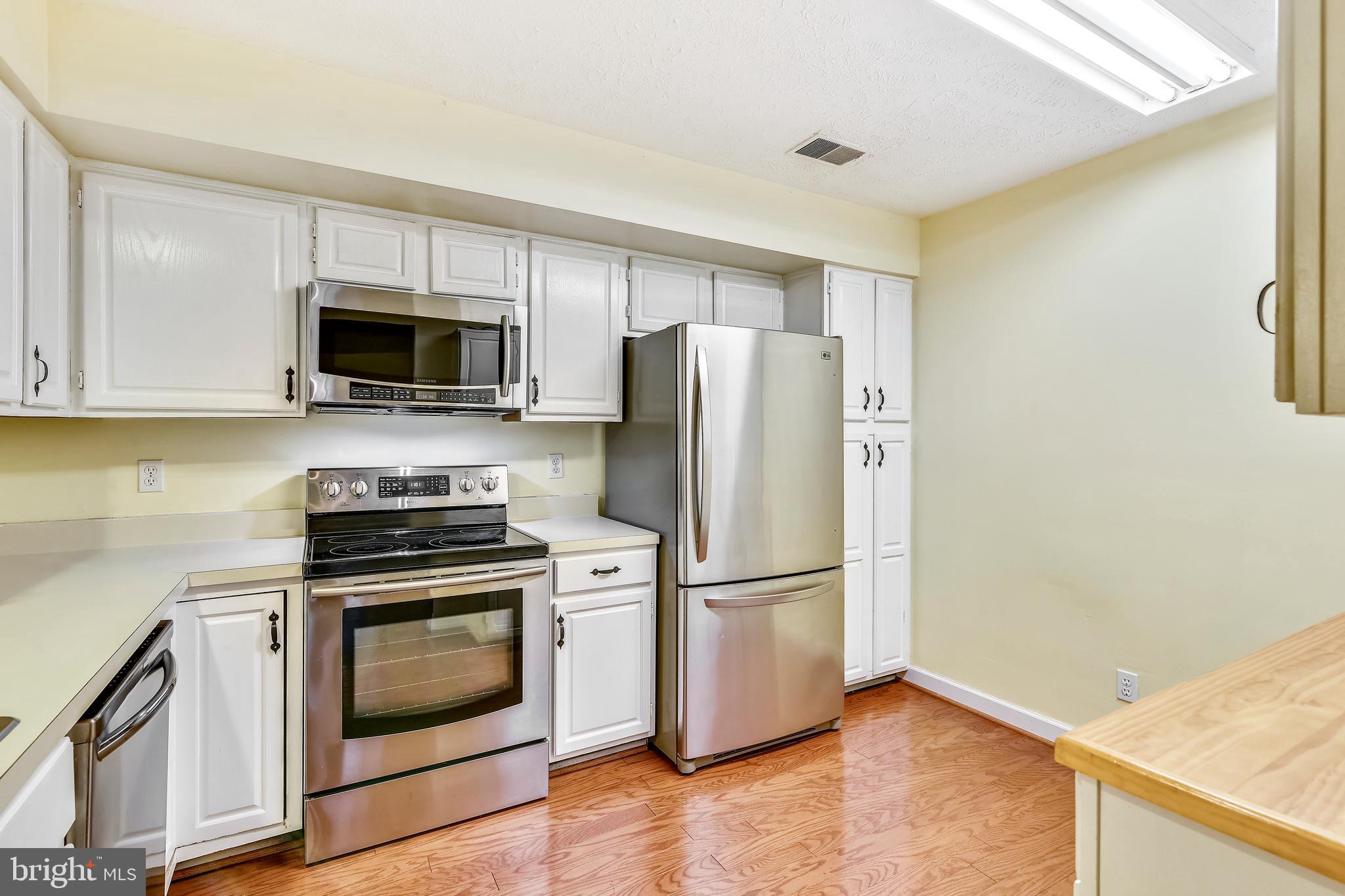 12002 Ridge Knoll Drive, Unit 7 Fairfax, VA 22033 - Photo 6 of 42 Spacious Kitchen w/white cabinetry