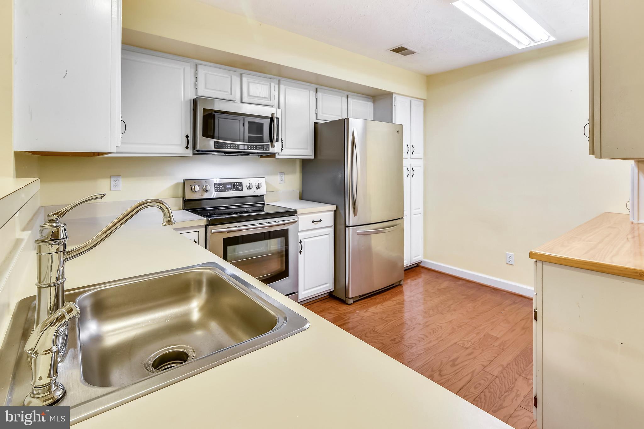 12002 Ridge Knoll Drive, Unit 7 Fairfax, VA 22033 - Photo 7 of 42 Kitchen has Hardwood Floor.