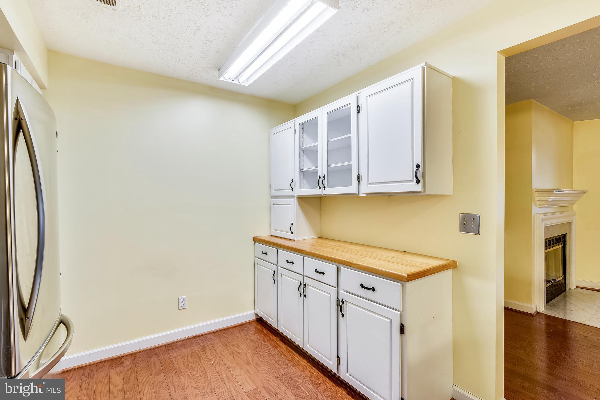 12002 Ridge Knoll Drive, Unit 7 Fairfax, VA 22033 - Photo 8 of 42 Kitchen w/ample storage