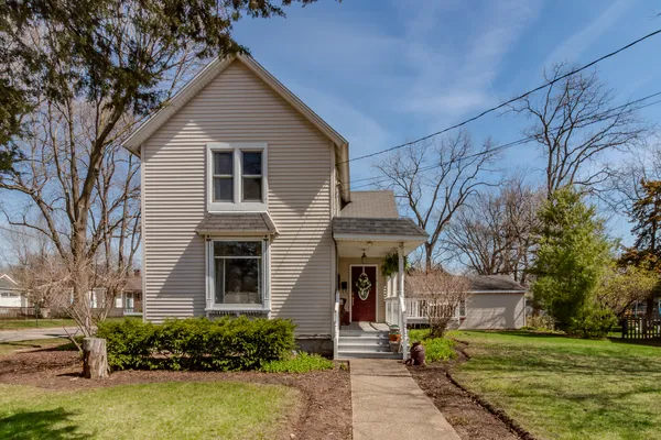 $385,000 | 121 South Walkup Avenue, Crystal Lake, IL 60014
