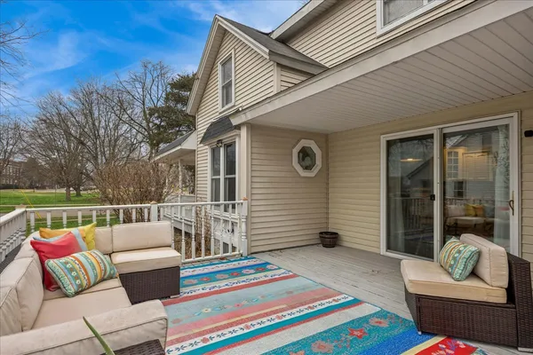 $385,000 | 121 South Walkup Avenue, Crystal Lake, IL 60014