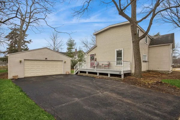$385,000 | 121 South Walkup Avenue, Crystal Lake, IL 60014