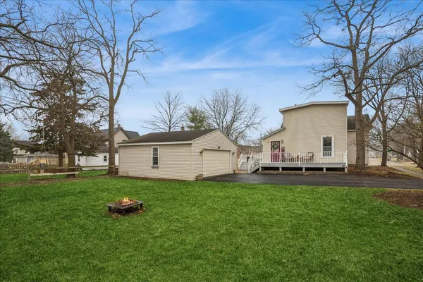 $385,000 | 121 South Walkup Avenue, Crystal Lake, IL 60014