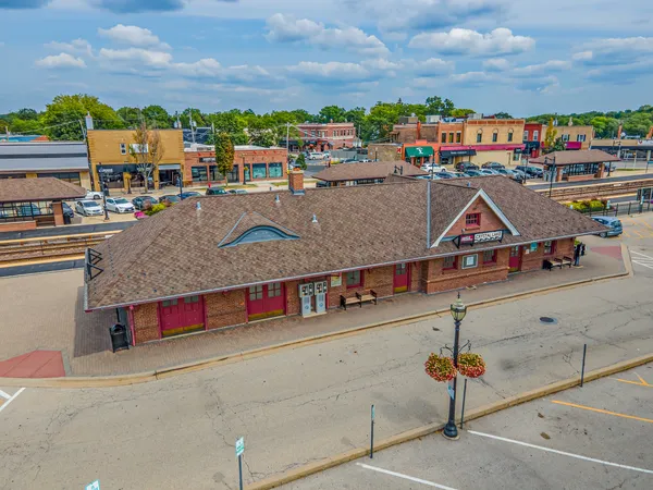 $385,000 | 121 South Walkup Avenue, Crystal Lake, IL 60014