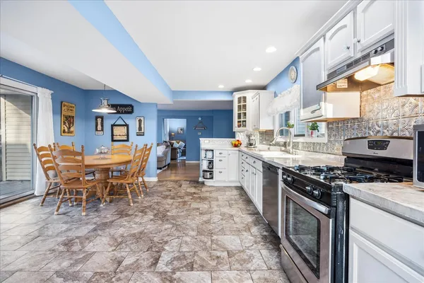 $385,000 | 121 South Walkup Avenue, Crystal Lake, IL 60014