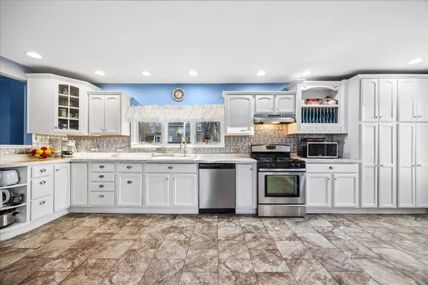 $385,000 | 121 South Walkup Avenue, Crystal Lake, IL 60014