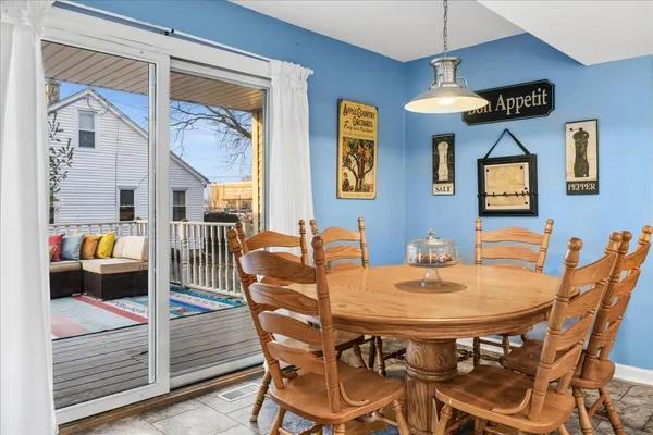 $385,000 | 121 South Walkup Avenue, Crystal Lake, IL 60014