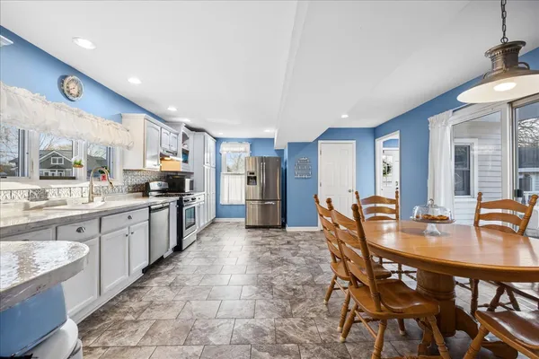 $385,000 | 121 South Walkup Avenue, Crystal Lake, IL 60014