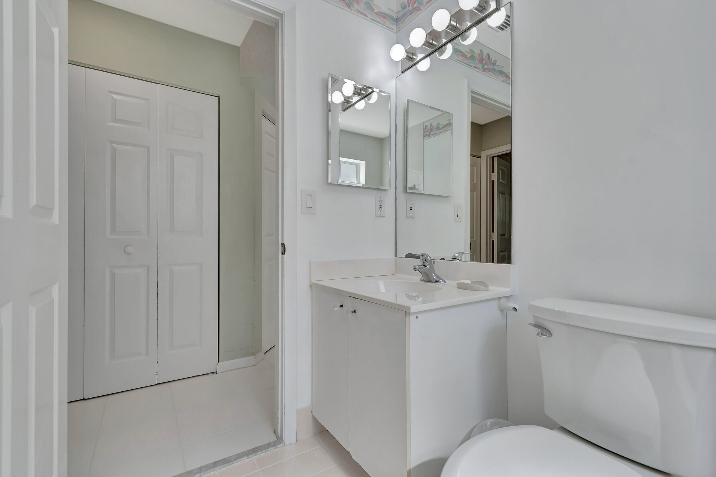 5190 Sabal Gardens Lane, Unit 3 Boca Raton, FL 33487 - Photo 22 of 29 2nd bath