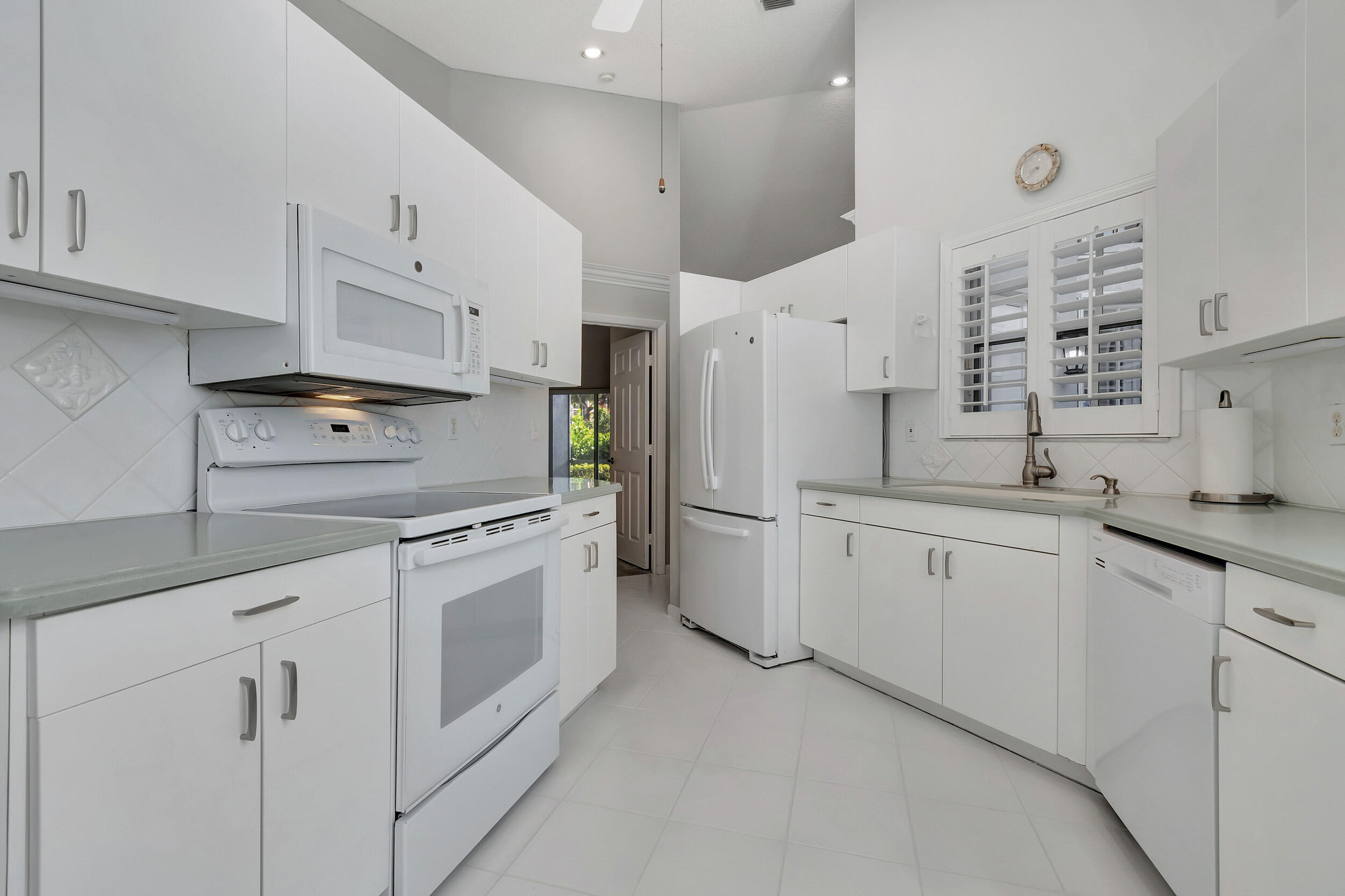 5190 Sabal Gardens Lane, Unit 3 Boca Raton, FL 33487 - Photo 10 of 29 Light and bright