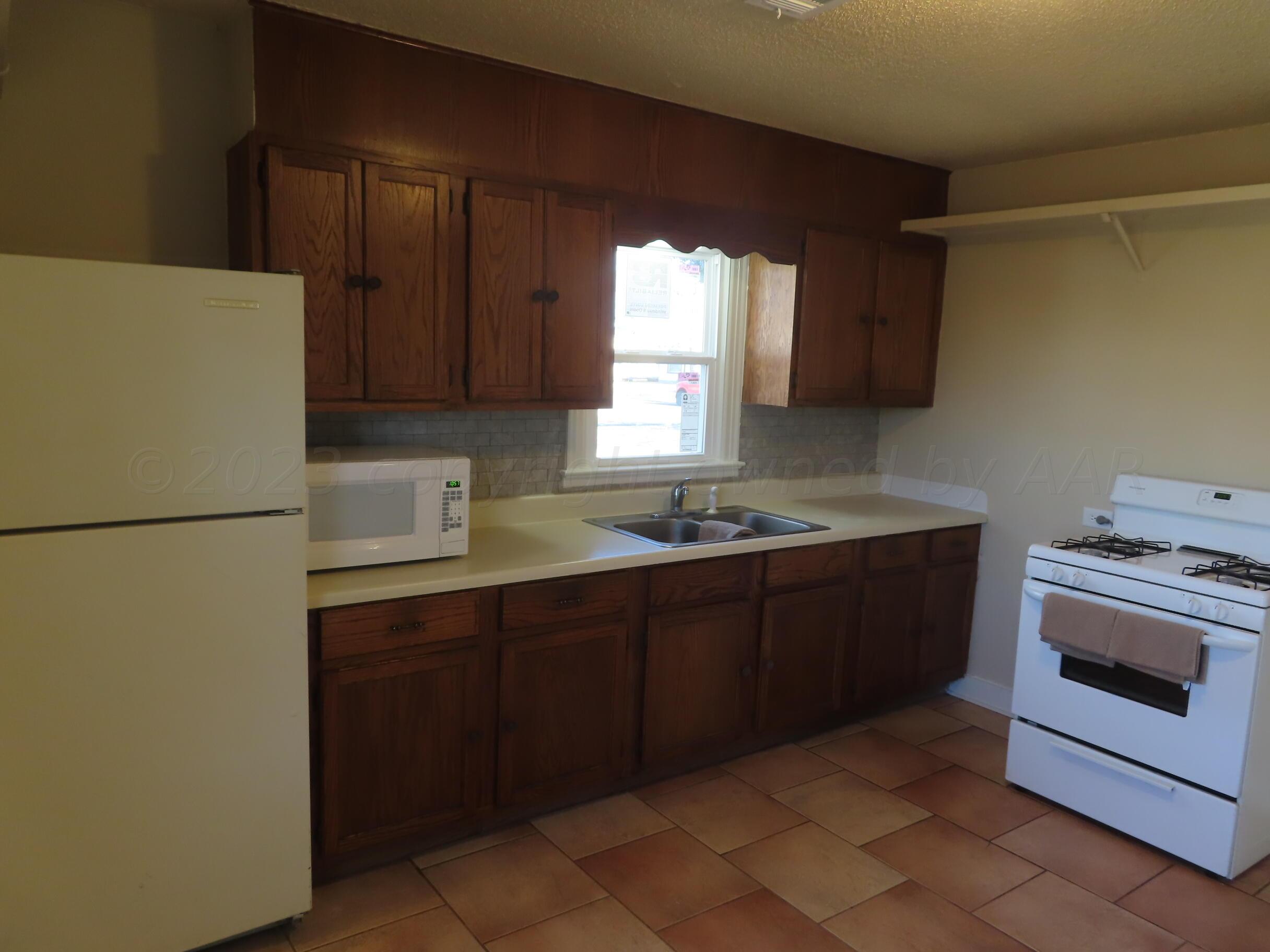 4014 South Hughes Street Amarillo, TX 79110 - Photo 6 of 12 IMG_2251