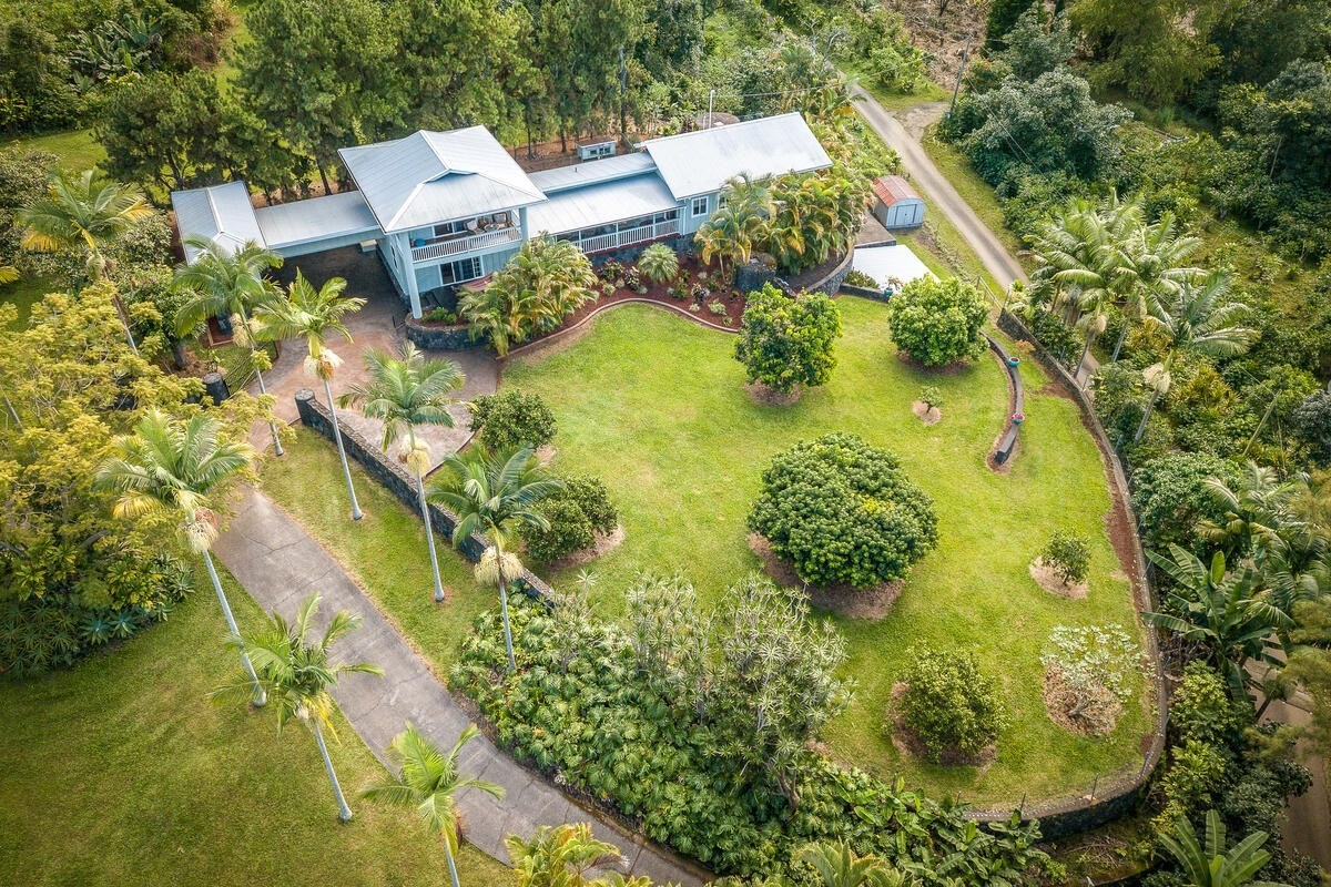 81-1073-i Captain Cook Road Captain Cook, HI 96704 - Photo 1 of 25 a view of a garden