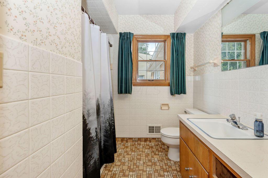 1239 Haddon Road Columbus, OH 43209 - Photo 22 of 42 19-Bathroom_