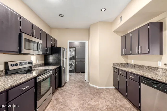 $2,000 | 3236 East Chandler Boulevard, Unit 2011, Phoenix, AZ 85048