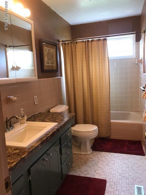 3512 Country Club Road Morehead City, NC 28557 - Photo 12 of 27 Another pic of full bath - 1st floor