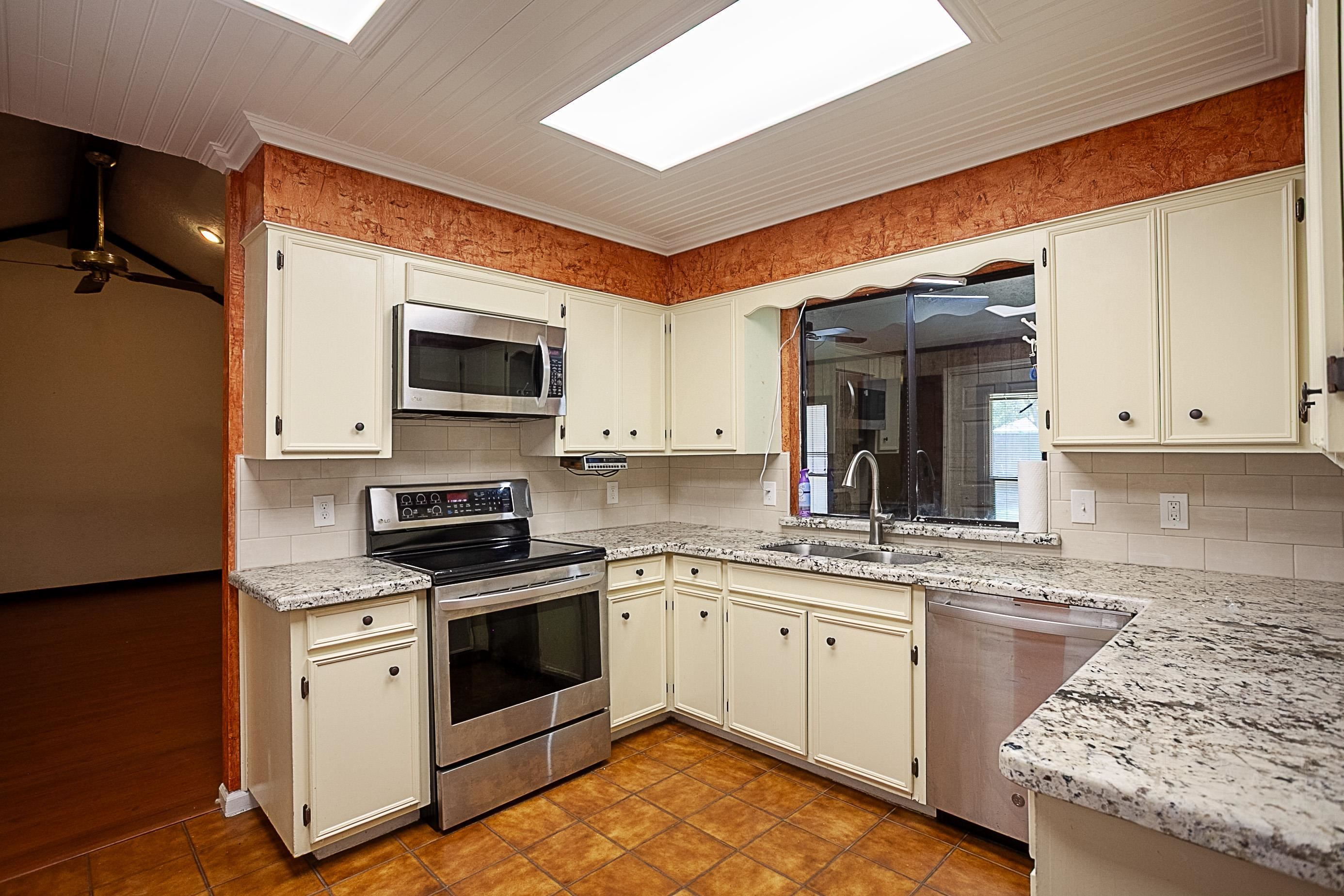 6235 Navajo Trail Beaumont, TX 77708 - Photo 10 of 35 Gallery Image 10