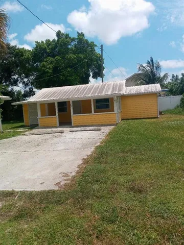 a view of a yard with an trees